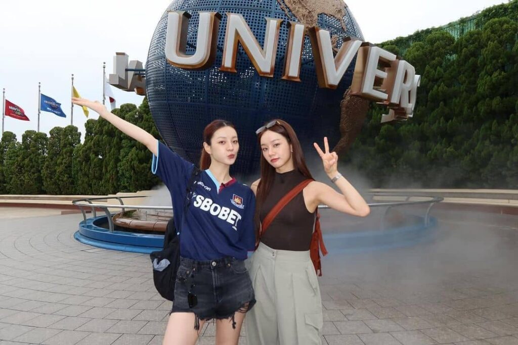 Mua Từ Hàn Quốc Hyeri Khoe Visual Xịn Xò Cùng Em Gái Tại Universal Studios