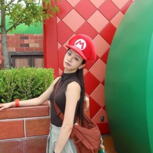 Lee Hyeri khoe visual xịn xò cùng em gái tại Universal Studios